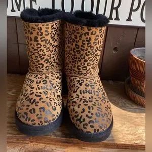 【UGG 】W BAILEY BOW LEOPARD Bailey Bow II Boot | UGG